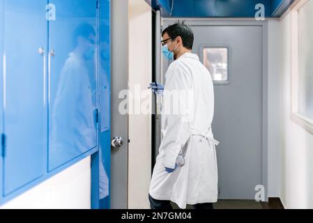 Homme scientifique en couche blanche Banque D'Images