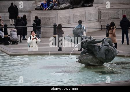 Londres, Royaume-Uni. 10 février 2023. Les touristes se prenant selfie les uns aux autres sur la place Trafalgar, Londres, Royaume-Uni. Crédit : voir Li/Picture Capital/Alamy Live News Banque D'Images