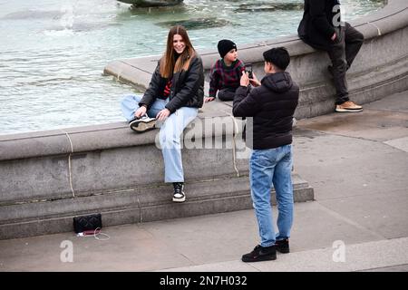 Londres, Royaume-Uni. 10 février 2023. Les touristes se prenant selfie les uns aux autres sur la place Trafalgar, Londres, Royaume-Uni. Crédit : voir Li/Picture Capital/Alamy Live News Banque D'Images