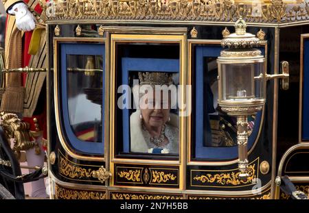 La reina Isabel II, de la Gran Bretaña, sale del Palacio de Buckingham y se dirige en carroza al Parlamento para pronunciar su discurso por la apertura de las sesiones legislativas en Londres, el miércoles 8 de mayo de 2013. (AP Foto/Matt Dunham)