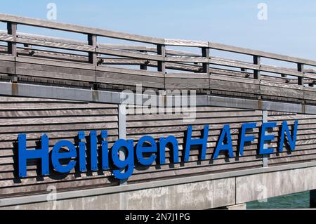 Panneau sur la jetée à Heiligenhafen. Banque D'Images