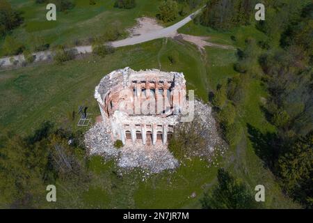 Vue de dessus sur les ruines de l'ancienne église la vie-donnant la Trinité un jour de mai (vue aérienne). Pyataya Gora. Leningrad, Russie Banque D'Images