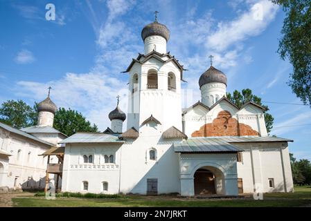 Temples anciens de l'ancien monastère Spaso-Preobrazhensky le jour de juin ensoleillé. Staraya Russa, Russie Banque D'Images