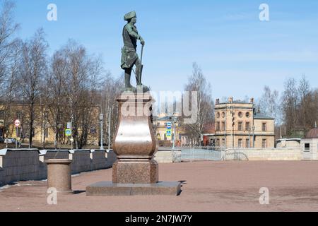 GATCHINA, RUSSIE - 17 AVRIL 2022 : monument à l'empereur russe de Paul le premier dans le paysage urbain, le jour d'avril ensoleillé Banque D'Images