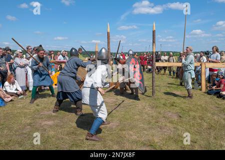 RÉGION DE TVER, RUSSIE - 24 JUILLET 2022 : duel de deux paires (spearman avec espadon) de guerriers médiévaux. Festival historique 'Epic Coast - 2022' Banque D'Images