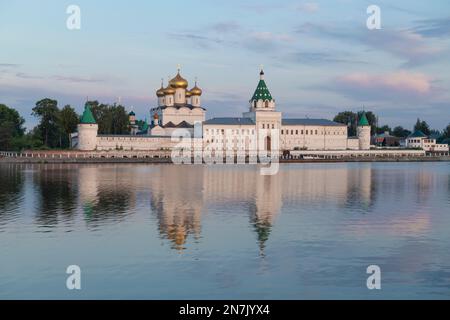 Vue sur l'ancien monastère Ipatiev de la Sainte Trinité au début du mois d'août. Kostroma, anneau d'or de Russie Banque D'Images