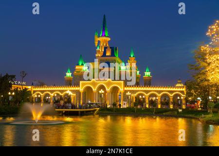 TACHKENT, OUZBÉKISTAN - 03 SEPTEMBRE 2022 : château de conte de fées illuminé de nuit jaune. Ville d'attractions pour enfants « ville magique » le e septembre Banque D'Images