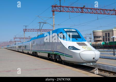 KAGAN, OUZBÉKISTAN - 08 SEPTEMBRE 2022: Train à grande vitesse Talgo 250 'Afrosiyob' à la gare 'Bukhara-1' par temps ensoleillé Banque D'Images