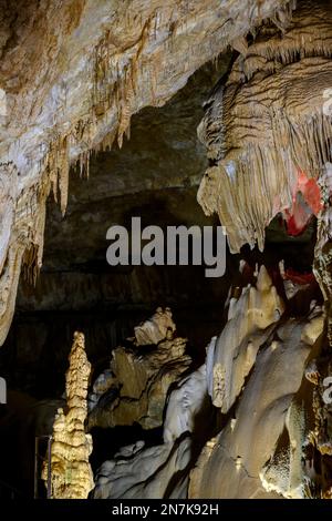 Des dépôts karstiques bizarres et fabuleux, des stalactites et des stalagmites dans la grotte New Athos en Abkhazie Banque D'Images