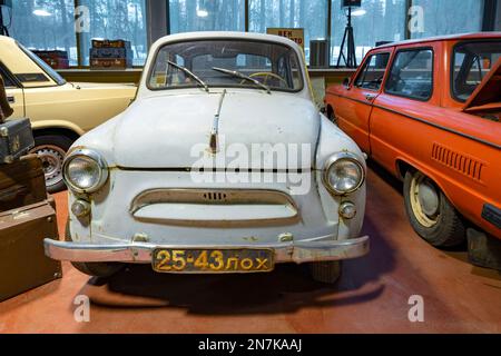 ZELENOGORSK, RUSSIE - 27 JANVIER 2023 : ancien ZAZ-965 Zaporozhets dans le Musée du transport rétro 'Horsepower'. Vue avant Banque D'Images