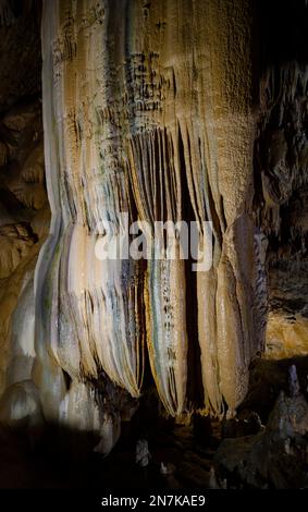 Des dépôts karstiques bizarres et fabuleux, des stalactites et des stalagmites dans la grotte New Athos en Abkhazie Banque D'Images