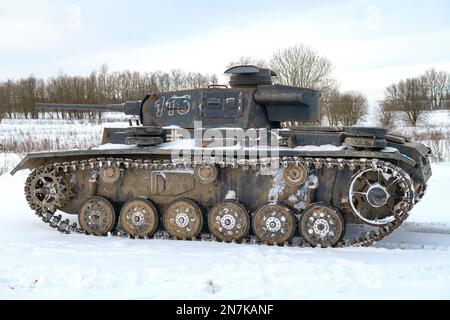 KRASNOYE SELO, RUSSIE - 05 FÉVRIER 2023 : PZ.Kpfw. III - char allemand moyen de la deuxième Guerre mondiale gros plan le jour de février. Vue latérale. Militaire HIS Banque D'Images