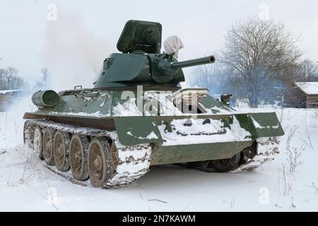 KRASNOYE SELO, RUSSIE - 05 FÉVRIER 2023 : un char soviétique T-34-76 gros plan sur un ciel nuageux le jour de février. Parc historique militaire « Steel Landing » Banque D'Images