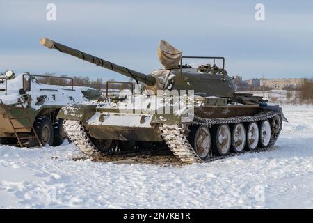 KRASNOE SELO, RUSSIE - 05 FÉVRIER 2023 : char soviétique T-55 dans le parc militaire-historique 'Steel Landing' l'après-midi de février Banque D'Images