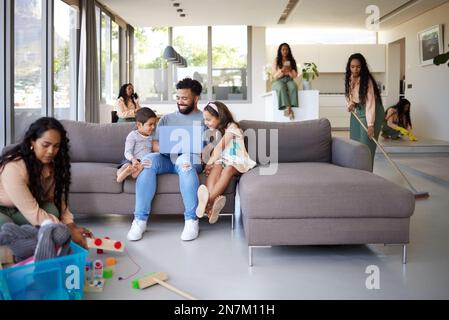 Pendant que tout le monde se détend, je travaille. une jeune mère faisant différentes tâches autour de la maison. Banque D'Images