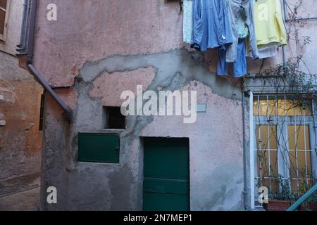 Vue sur une rue où, à gauche, la lumière du soleil se camise directement de l'allée, tandis que dans le visage de l'ombre de la lumière de nuit disparaît Banque D'Images