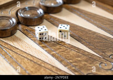 Gros plan sur le jeu de plateau de backgammon. Jeu de backgammon en bois avec jeu de dames et paire de dés Banque D'Images