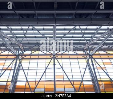 Éclairage et système de ventilation en ligne longue sur le plafond du bâtiment industriel. Salle d'exposition. Construction d'une usine de plafond Banque D'Images