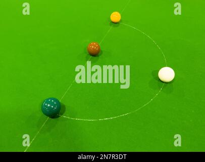 Table de billard en gros plan. Jouer au billard. Balles de billard et repère sur la table de billard verte. Concept de sport de billard. Jeu de billard Banque D'Images