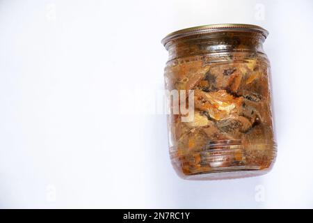 poisson en conserve dans un pot de verre sur un fond isolé Banque D'Images