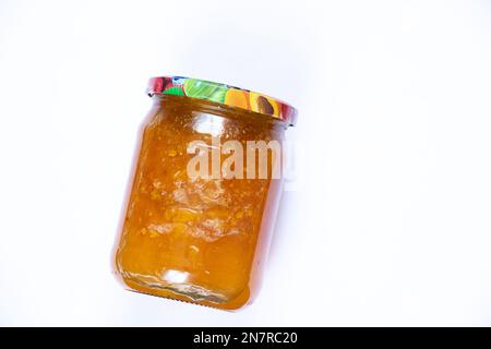 pot en conserve avec confiture d'argousier sur un blanc Banque D'Images