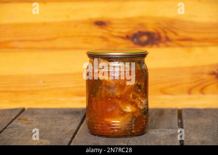 poisson en conserve dans un pot de verre sur un fond isolé Banque D'Images