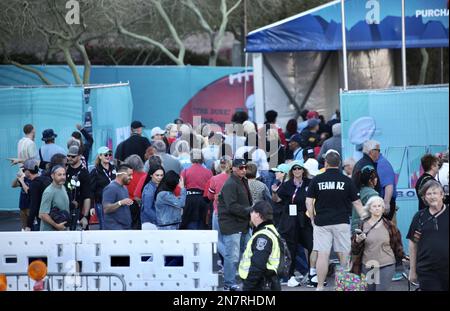 Arizona, États-Unis, États-Unis. 10th févr. 2023. (SPO) Superbowl LVII expérience à Phoenix-Arizona . 10 février 2023, Phoenix, Arizona, États-Unis : Les fans et les amateurs de football américain visitent le Super Bowl LVII Experience au centre de congrès de Phoenix en Arizona, à la recherche de matériel de football à acheter, à la rencontre de certains joueurs de football américain, à la participation à des jeux et à la prise de photos avec des objets de football américain dans un cadre de sécurité étroite autour de la zone de congrès. La finale du Super Bowl LVII se déroule entre les Eagles de Philadelphie et les chefs de Kansas City sur 12 février au stade de la ferme d'État en Arizona. Crédit: Niyi F. Banque D'Images