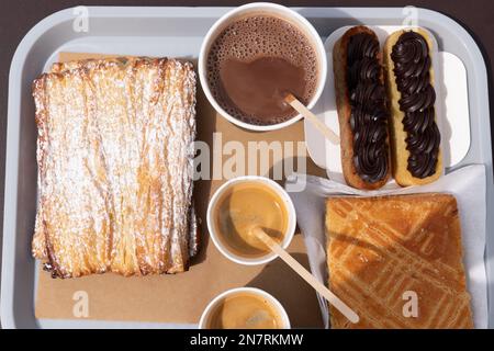 Sélection de chocolat à boissons chaudes et de gâteaux au café sur un plateau Banque D'Images