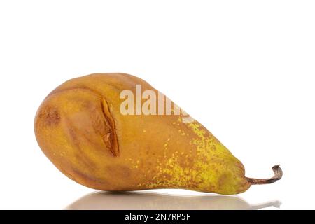 Une poire surmûre, macro, isolée sur fond blanc. Banque D'Images