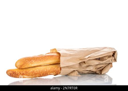 Deux baguettes aromatiques dans un sac en papier, macro isolée sur fond blanc. Banque D'Images