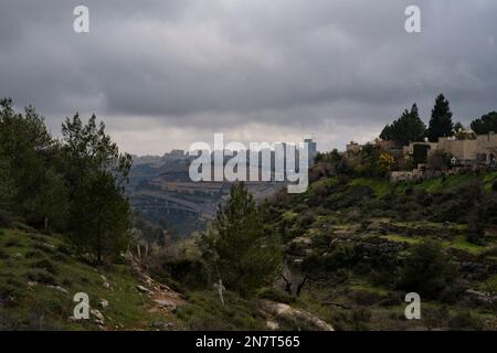 Des nuages de tempête se rassemblent au-dessus de Jérusalem, en Israël, comme vu des montagnes de Judée un matin d'hiver. Banque D'Images