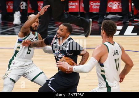 Los Angeles, États-Unis. 10th févr. 2023. Los Angeles Clippers garde Norman Powell (C) entre Milwaukee Bucks garde Jevon carter (L) et Center Brook Lopez (R) lors d'un match de basketball NBA à Los Angeles. Crédit : SOPA Images Limited/Alamy Live News Banque D'Images