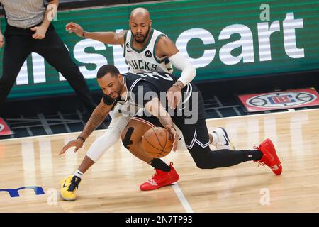 Los Angeles, États-Unis. 10th févr. 2023. Norman Powell (Front), garde des Clippers de Los Angeles, vu en action contre le garde des Milwaukee Bucks Jevon carter (Back) lors d'un match de basket-ball de la NBA à Los Angeles. Crédit : SOPA Images Limited/Alamy Live News Banque D'Images