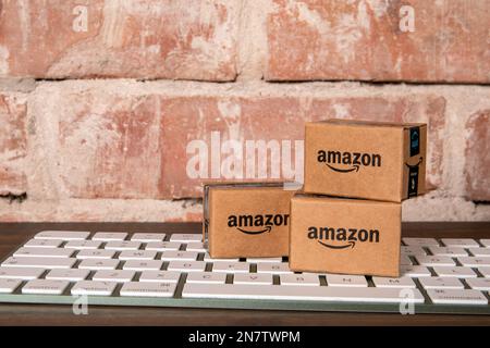 Sigulda, Lettonie - 24 janvier 2022 : boîtes d'emballage miniatures Amazon Prime sur le clavier d'ordinateur Apple. Amazon est une société en ligne qui fournit des livraisons de marchandises et des achats en ligne Banque D'Images