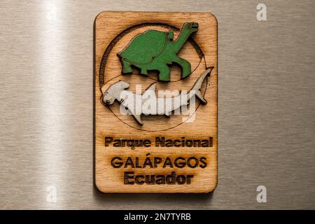 Logo du parc national Galápagos, requin Hammerhead et tortue Galapagos, aimant pour réfrigérateur, réfrigérateur argenté, réfrigérateur en aluminium Banque D'Images