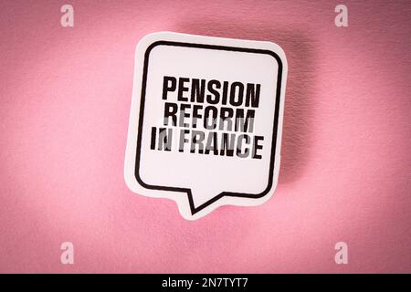 Réforme des retraites en France. Bulle vocale avec texte sur fond rose. Banque D'Images