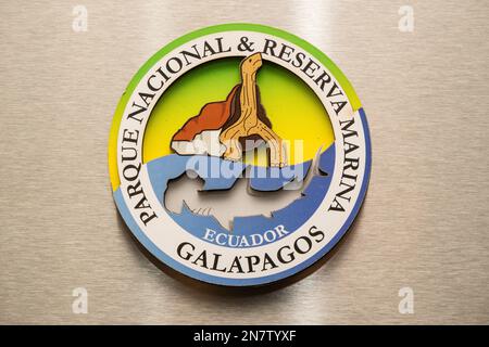 Logo du parc national Galápagos, requin Hammerhead et tortue Galapagos, aimant pour réfrigérateur, réfrigérateur argenté, réfrigérateur en aluminium Banque D'Images