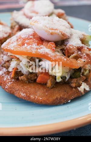 Gros plan sur les Enchiladas salvadoriennes traditionnelles grillées Banque D'Images