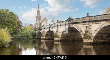 Le pont Engeish et l'église unie réformée de l'autre côté de la rivière Severn à Shrewsbury, dans le Shropshire, au Royaume-Uni Banque D'Images