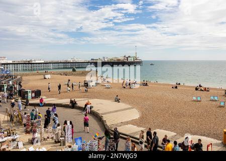 Brighton, royaume-uni, 23, août 2022 Brighton Beach Seafront Walk and Promenade, East Sussex, Royaume-Uni, touriste profitant d'une récente vague de chaleur britannique Banque D'Images