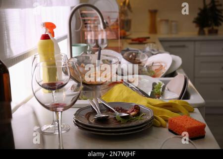 Vaisselle sale dans la cuisine après la fête du nouvel an Banque D'Images