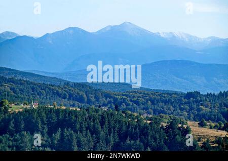 Vue de la stupa bouddhiste Sofia dans le centre de retraite Plana - Diamondway Bouddhisme Bulgarie près de Vitosha, Rila, Pirin, et les montagnes balkaniques de di Banque D'Images