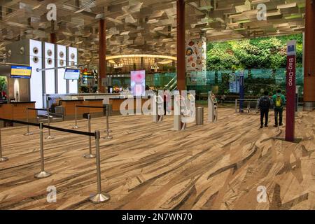 Photo intérieure de l'aéroport Changi de Singapour. L'aéroport de Changi est un important aéroport civil qui dessert Singapour. Banque D'Images