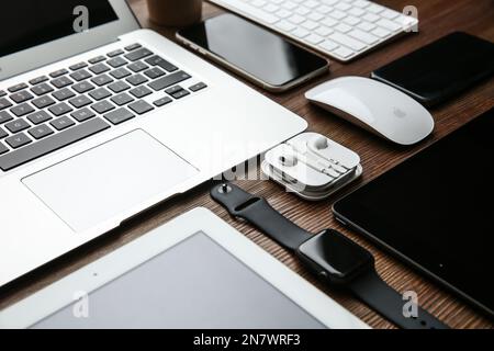 MYKOLAIV, UKRAINE - 20 JUILLET 2020 : composition avec iPhone 11 et différents gadgets Apple sur table en bois Banque D'Images