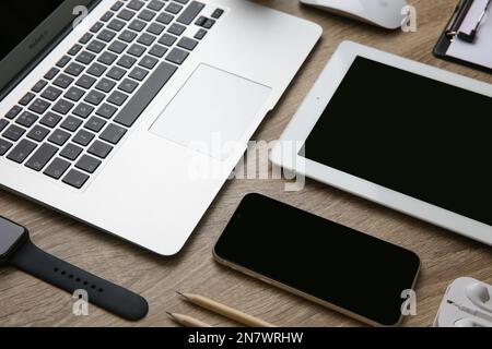 MYKOLAIV, UKRAINE - 20 JUILLET 2020 : composition avec iPhone 11 et différents gadgets Apple sur table en bois Banque D'Images