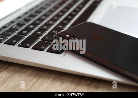 MYKOLAIV, UKRAINE - 28 AOÛT 2020 : iPhone 11 et ordinateur portable MacBook sur table en bois, gros plan Banque D'Images