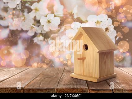 Belle maison d'oiseaux sur table en bois à l'extérieur, espace pour le texte Banque D'Images