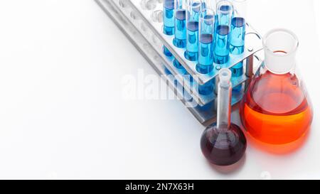 éléments scientifiques à angle élevé avec disposition chimique et espace de copie Banque D'Images