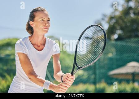 Femme sénior, joueur de tennis et prêt à jouer pour le ballon, le match ou le passe-temps sur le court. Bonne femme âgée en sport forme physique tenue raquette Banque D'Images