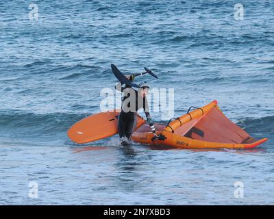 Même les habitants de la région se rassemblent à Costa Teguise pour le vent et les vagues pour profiter de leur sport. Banque D'Images